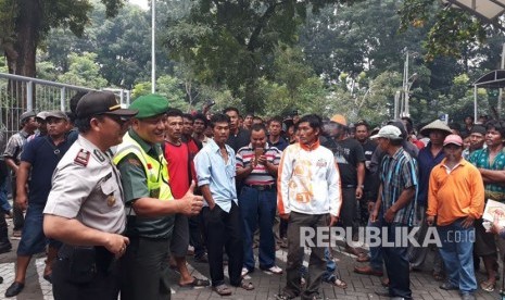 Ribuan pembudidaya ikan kolam jaring apung (KJA) Waduk Jatiluhur, menggeruduk kantor PJT II Jatiluhur, Selasa (6/3). Mereka resah dengan isu kolam ikan yang akan digusur tim gabungan.