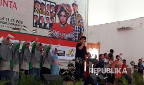 Ribuan pemuda, anak-anak dan masyarakat menghadiri Konser Amal dari Indramayu untuk Al Aqsa Tercinta di Gedung PGRI Indramayu, Ahad (13/8). Acara untuk menggalang donasi bagi Palestina itu diisi oleh sejumlah artis ibukota, di antaranya Melly Goeslaw.