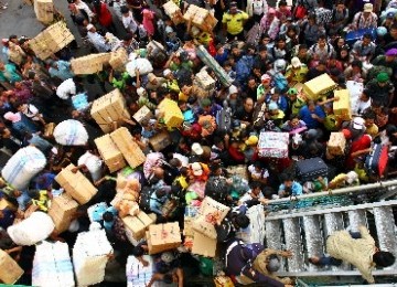 Ribuan pemudik antre memasuki KM Gunung Dempo, Pelabuhan Tanjung Priok, Jakarta, Senin (22/8). Kapal berkapasitas 2.500 orang ini melayani rute pelayaran dari Tanjung Priok menuju sejumlah kawasan Indonesia Timur seperti Surabaya, Makassar, Ambon dan Papua