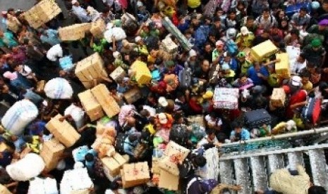 Ribuan pemudik antre memasuki KM Gunung Dempo, Pelabuhan Tanjung Priok, Jakarta, Senin (22/8). Kapal berkapasitas 2.500 orang ini melayani rute pelayaran dari Tanjung Priok menuju sejumlah kawasan Indonesia Timur seperti Surabaya, Makassar, Ambon dan Papua