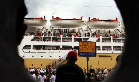  Ribuan pemudik berdesakan untuk naik ke KM Dobonsolo yang akan berangkat dari Pelabuhan Yos Sudarso Ambon, Maluku.