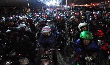   Ribuan pemudik berkendaraan sepeda motor tertib antre di Pelabuhan Merak, Banten, Kamis (16/8) malam. (Agung Supriyanto/Republika)