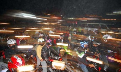   Ribuan pemudik berkendaraan sepeda motor tiba di Pelabuhan Merak, Banten, Kamis (16/8) malam. (Agung Supriyanto/Republika)