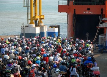 Ribuan pemudik bermotor antre masuk ke dalam kapal di pelabuhan Bakauheni, Lampung, Ahad (4/9). Puncak arus balik Lebaran dari Bakauheni menuju pelabuhan Merak, Banten, terjadi Ahad.