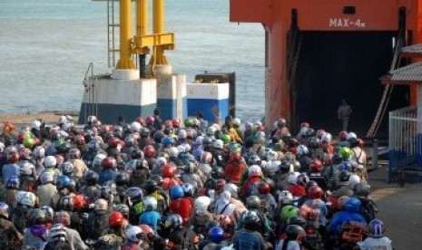 Ribuan pemudik bermotor antre masuk ke dalam kapal di pelabuhan Bakauheni, Lampung, Ahad (4/9). Puncak arus balik Lebaran dari Bakauheni menuju pelabuhan Merak, Banten, terjadi Ahad.