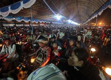 Ribuan pemudik bermotor antre untuk masuk ke Pelabuhan Merak, Banten, Ahad (28/8).