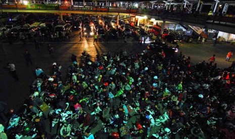  Ribuan pemudik bermotor tiba di Pelabuhan Merak, Banten, Kamis (16/8) malam. (Agung Supriyanto/Republika)