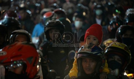 Ribuan pemudik dengan mengendarai sepeda motor antre untuk memasuki kapal feri di Pelabuhan Merak, Banten, Rabu (15/7).