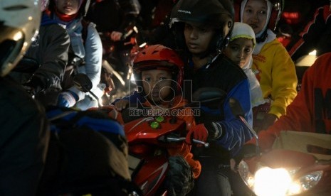 Ribuan pemudik dengan mengendarai sepeda motor antre untuk memasuki kapal feri di Pelabuhan Merak, Banten, Rabu (15/7).