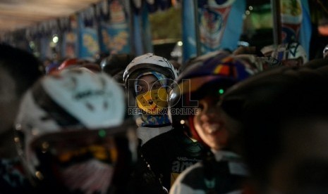 Ribuan pemudik dengan mengendarai sepeda motor antre untuk memasuki kapal feri di Pelabuhan Merak, Banten, Rabu (15/7).