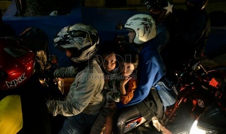 Ribuan pemudik dengan mengendarai sepeda motor antre untuk memasuki kapal feri di Pelabuhan Merak, Banten, Rabu (15/7).