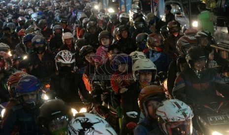 Ribuan pemudik dengan mengendarai sepeda motor antre untuk memasuki kapal feri di Pelabuhan Merak, Banten, Rabu (15/7).