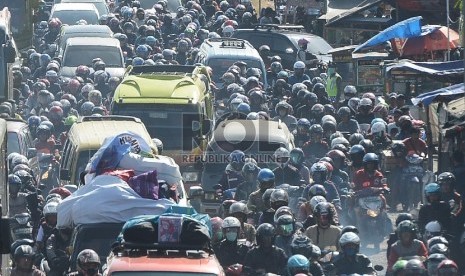  Ribuan pemudik motor mulai memadati Kota Cirebon, Jawa Barat, Rabu (15/7).