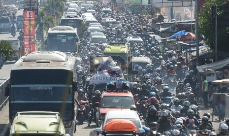 Ribuan pemudik motor mulai memadati Kota Cirebon, Jawa Barat, Rabu (15/7). (Republika/Raisan Al Farisi)