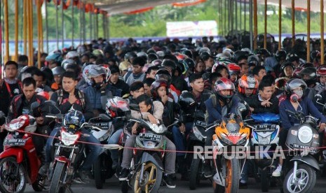 Ilustrasi. Ribuan pemudik sepeda motor mengantre memasuki kapal Roll on-Roll (Ro-Ro) di dermaga 7 pelabuhan penyeberangan Bakauheni, Lampung Selatan, Lampung. Pemudik Motor Mulai Ramai Lintasi Jalinsum Lampung