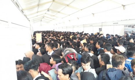 Ribuan pencari kerja berdesak-desakan mengajukan lamaran di bursa kerja yang digelar Pemkot Sukabumi di Lapangan Merdeka Kota Sukabumi Selasa (17/7)