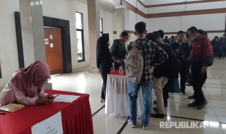 Ribuan pencari kerja memadati bursa kerja  yang diselenggarakan Kemenaker dan GP Ansor, di Gedong Sigrong Jl Siliwangi, Kabupaten Purwakarta, Kamis (8/11). 