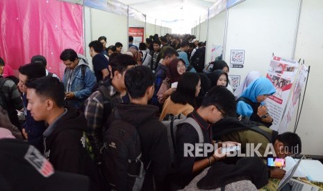 Awas, Istilah Rebahan Bisa Melemahkan Diri. Ribuan pencari kerja memadati Job Fair Pameran Kesempatan Kerja Milenial Festival 2019, di halaman Disnakertrnas Provinsi Jawa Barat, Jalan Soekarno Hatta, Kota Bandung, Rabu (11/12). 