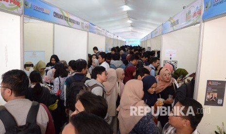 Ribuan pencari kerja memadati Job Fair Pameran Kesempatan Kerja Milenial Festival 2019, di halaman Disnakertrnas Provinsi Jawa Barat, Jalan Soekarno Hatta, Kota Bandung, Rabu (11/12). 