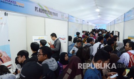 Ribuan pencari kerja memadati Job Fair Pameran Kesempatan Kerja Milenial Festival 2019, di halaman Disnakertrnas Provinsi Jawa Barat, Jalan Soekarno Hatta, Kota Bandung, Rabu (11/12). Pemerintah semakin mempercepat pelaksanaan kartu prakerja, dari yang semula akhir Maret menjadi pekan ini. 