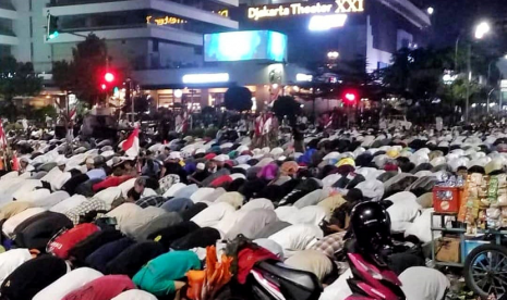 Ribuan pendemo menjalankan ibadah salat Isya dan tarawih di depan kantor Bawaslu RI, Jakarta Pusat, Selasa (21/5).