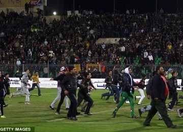 Ribuan pendukung Al Masry tiba-tiba merangsek masuk ke dalam lapangan untuk merayakan kemenangan. Ironis, mereka merayakan  suka cita dengan menyerang polisi, pemain, dan pendukung Al Ahly. 