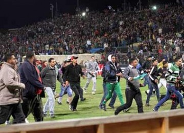 Ribuan pendukung Al Masry tiba-tiba merangsek masuk ke dalam lapangan untuk merayakan kemenangan. Ironis, mereka merayakan suka cita dengan menyerang polisi, pemain, dan pendukung Al Ahly. TERKAIT : Arkeolog Temukan Makam Biduan Mesir Berusia 3.000 Tahun U