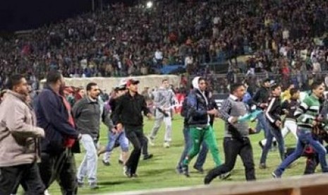 Ribuan pendukung Al Masry tiba-tiba merangsek masuk ke dalam lapangan untuk merayakan kemenangan. Ironis, mereka merayakan suka cita dengan menyerang polisi, pemain, dan pendukung Al Ahly. TERKAIT : Arkeolog Temukan Makam Biduan Mesir Berusia 3.000 Tahun U