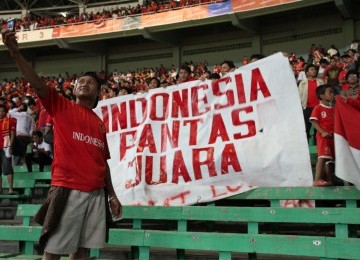 Ribuan pendukung tim Garuda Muda dari berbagai komunitas suporter tanah air yang memadati stadion GBK, jakarta, Minggu, (13/11). (Republika Online/Fafa)