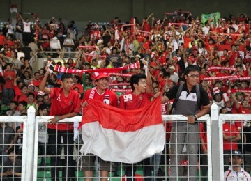 Ribuan pendukung tim Garuda Muda dari berbagai komunitas suporter tanah air yang memadati stadion GBK, jakarta, Minggu, (13/11). (Republika Online/Fafa)