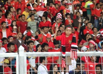 Ribuan pendukung tim Garuda Muda dari berbagai komunitas suporter tanah air yang memadati stadion GBK, jakarta, Minggu, (13/11). (Republika Online/Fafa)