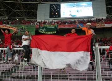 Ribuan pendukung tim Garuda Muda dari berbagai komunitas suporter tanah air yang memadati stadion GBK, jakarta, Minggu, (13/11). (Republika Online/Fafa)