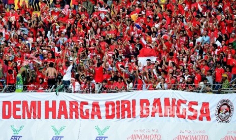 Ribuan pendukung Timnas Sepakbola Indonesia memadati Stadion Selayang, Malaysia, Ahad (20/8).