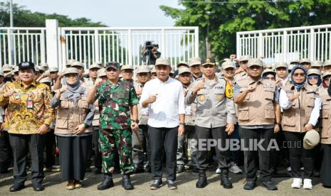 Ribuan pengawas Pilkada Serentak 2024 di Jawa Barat (Jabar) menghadiri Apel Siaga Pengawas Pilkada Serentak 2024 di Stadion Pakansari, Kabupaten Bogor, Jumat (22/11/2024).