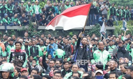 Ribuan pengemudi trasportasi berbasisi aplikasi online menggelar aksi di depan Gedung Sate, Kota Bandung, Senin (16/10).