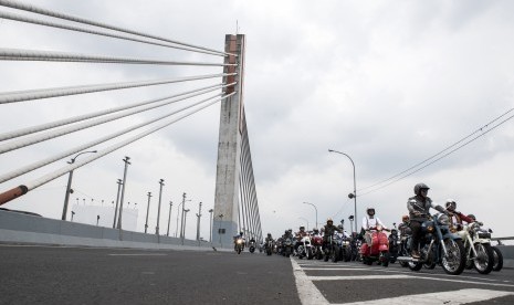 Ribuan pengendara sepeda motor klasik dan vintage melintasi jalan layang Pasopati. Nama jalan ini akan berubah menjadi Jl Prof Dr Mochtar Kusumaatmadja, pada Kamis (224/2/2022).