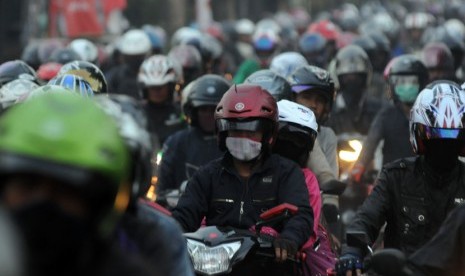 Ribuan pengendara sepeda motor memenuhi ruas jalan alternatif menuju Cirebon di Cilamaya, Kabupaten Karawang, Jawa Barat, Jumat (17/8). (Aditya Pradana Putra/Republika)