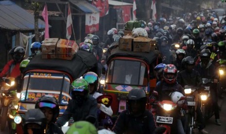 Ribuan pengendara sepeda motor memenuhi ruas jalan alternatif menuju Cirebon di Cilamaya, Kabupaten Karawang, Jawa Barat, Jumat (17/8). (Aditya Pradana Putra/Republika)