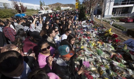   Ribuan penggemar menghadiri acara balap dan pawai kendaraan di Valencia, California, 8 Desember 2013. Acara itu untuk menghormati aktor Paul Walker dan rekannya Roger Rodas yang tewas pada satu pekan sebelumnya. 