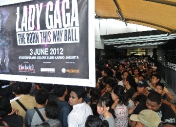 Ribuan penggemar penyanyi Lady Gaga rela mengantre presale tiket konser “The Born This Way Ball” Lady Gaga di FX Mall, Senayan, Jakarta, Sabtu (10/3). 