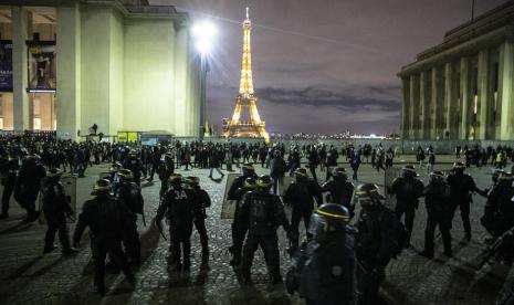 Ribuan pengunjuk rasa menyemut ke jalan-jalan di Paris untuk memprotes rancangan undang-undang baru yang diusulkan, Sabtu (21/11) waktu setempat.