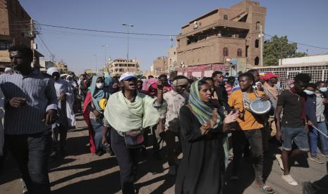 Ribuan pengunjuk rasa turun ke jalan untuk memperbarui tuntutan mereka terhadap pemerintahan sipil di ibu kota Sudan, Khartoum, Kamis, 25 November 2021.