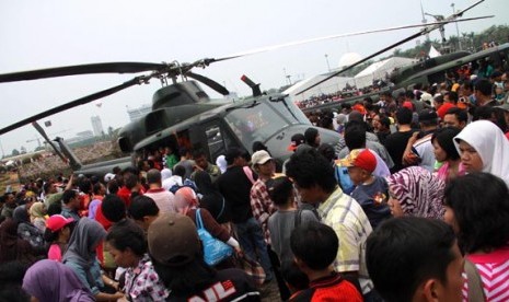 Ribuan pengunjung melihat pameran Alusiata di Kawasan Monumen Nasional (Monas), Jakarta, Ahad (7/10). Memperingati HUT TNI Ke-67