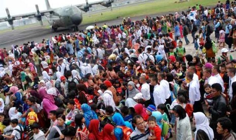   Ribuan pengunjung memadati kawasan gelaran Bandung Air Show (BAS) di Pangkalan Lanud Hisein Sastranegara, Bandung, Jabar, Jumat (28/9).