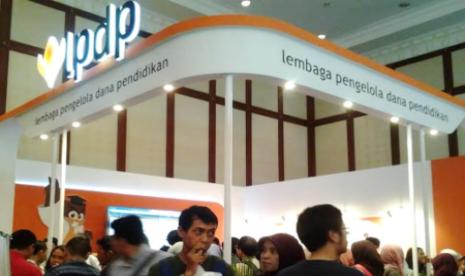 Ribuan pengunjung memadati stan Lembaga Pengelola Dana Pendidikan (LPDP) dalam sebuah pameran.