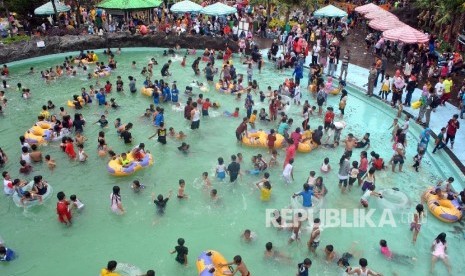 Satpol Inspeksi Wisata Puncak Bogor Setelah Disurati. Taman Wisata Matahari, Jalan Raya Puncak, Cisarua, Kabupaten Bogor, Jawa Barat.