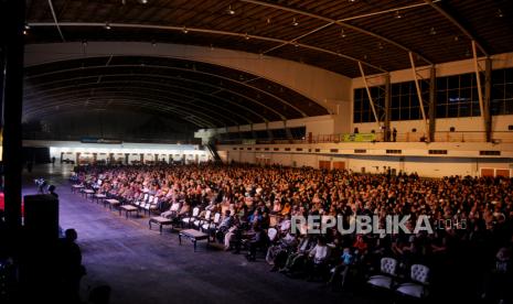 Ribuan penonton menyimak tausiyah Habib Husein Jafar Al Hadar pada gelaran Republika Festival Hijriah di Gedung Jatim Expo, Surabaya, Jawa Timur, Kamis (10/8/2023). Gelaran Republika Festival Hijriah kali ini merupakan gelaran penutup dari rangkaian tur di sembilan kota. Berdasarkan data dari Ketua Pelaksana Bayu Hermawan mengatakan, jumlah kuota penonton di Surabaya mencapai 2.500 kursi untuk penonton yang telah melakukan registrasi online, sementara jumlah penonton dari 9 kota sebanyak 21.368 orang. Republika Festival Hijriah merupakan agenda perdana yang diselenggarakan oleh Republika bersama Kamar Dagang dan Industri (KADIN) Komite Tiongkok dengan menyajikan beragam kegiatan yakni tausiyah dari Habib Husein Jafar Al Hadar, Bazar UMKM serta pertunjukan kesenian Xinjiang dari komunitas muslim Xinjiang.