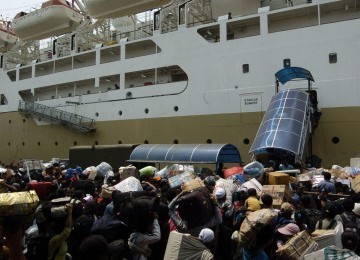 Ribuan penumpang arus mudik berjubel untuk masuk ke kapal Sinabung jurusan Jakarta, Surabaya, Mataram, Ambon dan Papua di Pelabuhan Tanjung Priok, Jakarta, Kamis (18/8). Lonjakan arus pemudik transportasi laut sudah mulai karena jarak tempuh kapal laut sat