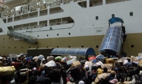 Ribuan penumpang arus mudik berjubel untuk masuk ke kapal Sinabung jurusan Jakarta, Surabaya, Mataram, Ambon dan Papua di Pelabuhan Tanjung Priok, Jakarta, Kamis (18/8). Lonjakan arus pemudik transportasi laut sudah mulai karena jarak tempuh kapal laut sat