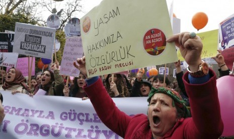 Ribuan perempuan Turki menggelar parade melawan kekerasan untuk memperingati Hari Perempuan Sedunia, Kamis (9/3).